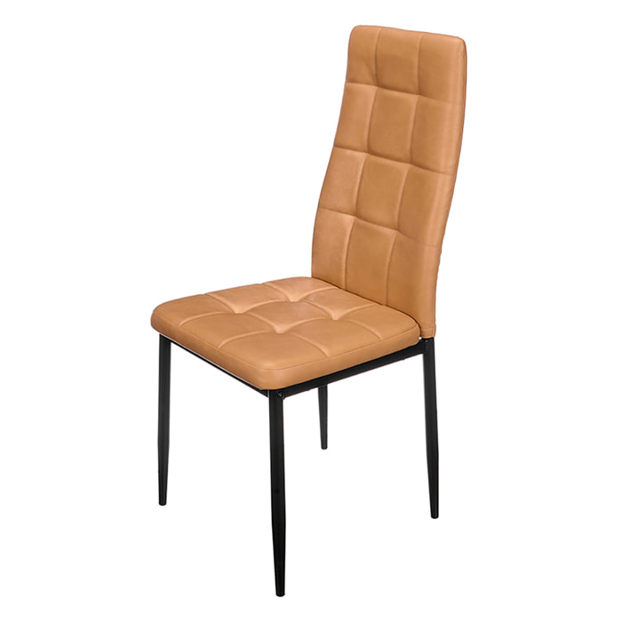 Silla con respaldo alto de cuero en color beige.