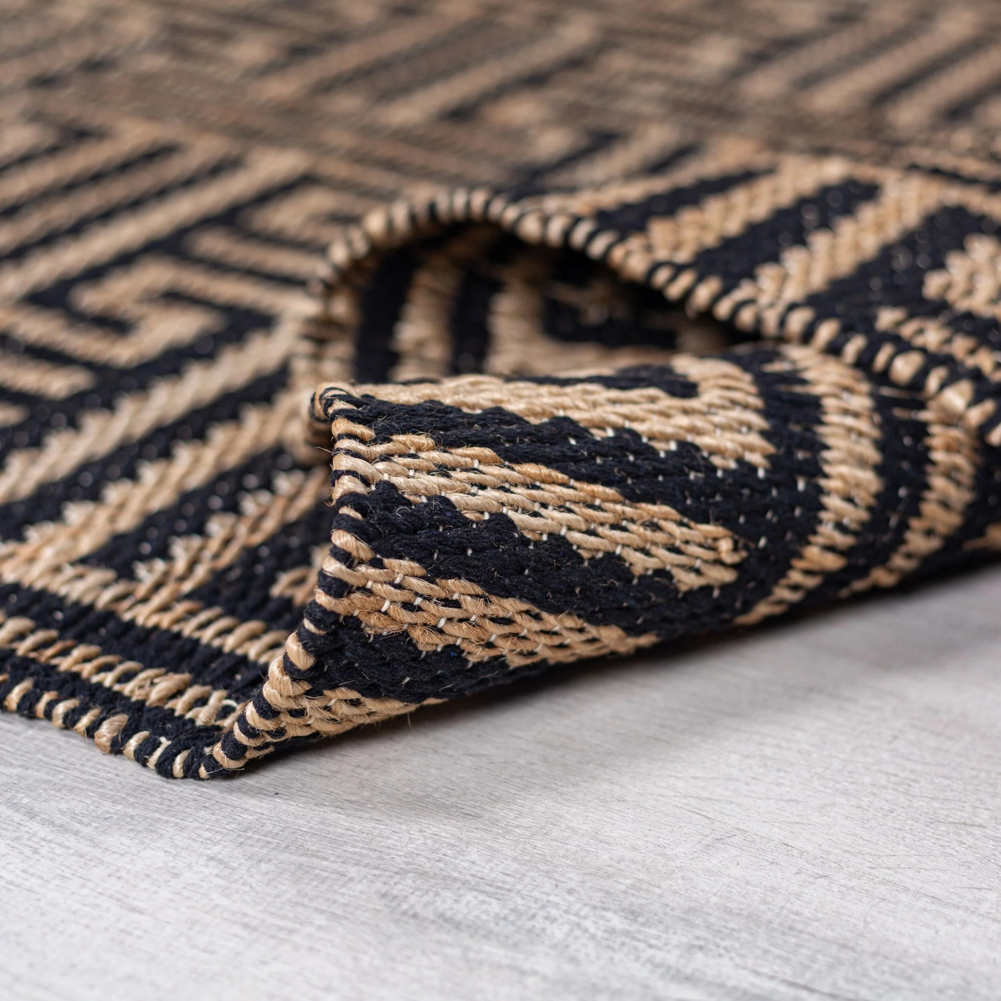 Tapis en jute MEANDER