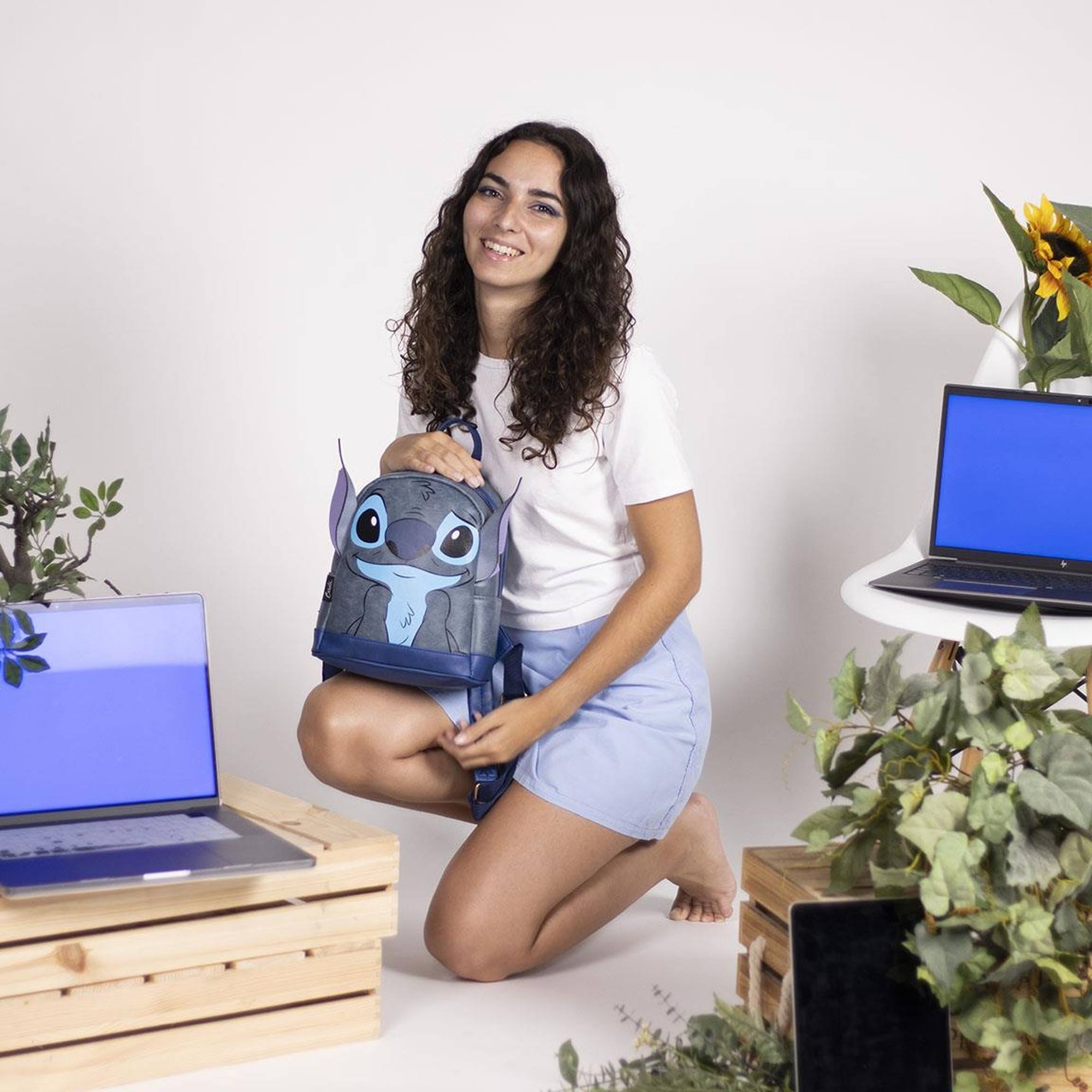 Mochila casual de stitch - color azul - 19,5x25x11 cm - fabricada en material sintético - diseño con orejas de stitch - estampado del personaje