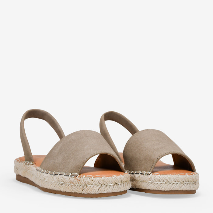Alpargatas planas taupe con esparto