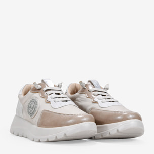 Zapatillas deportivas beige con cordones elásticos