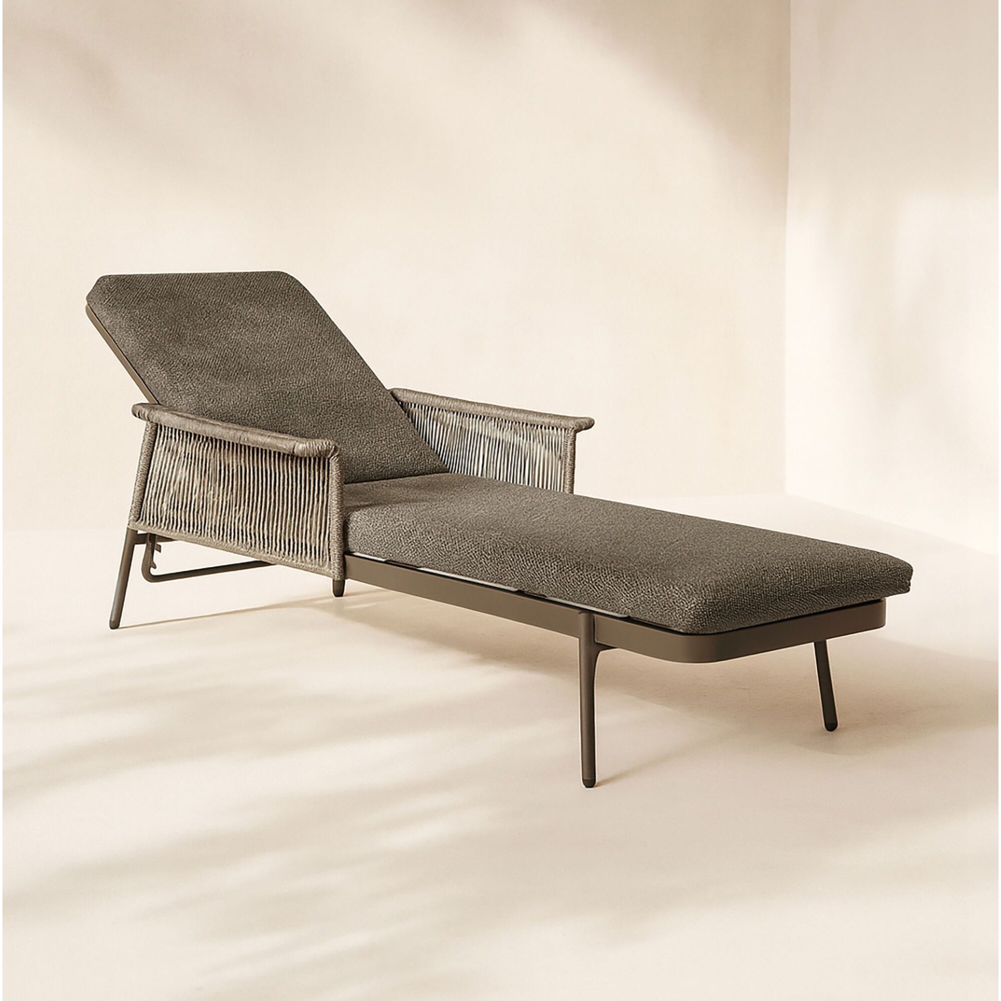 Lot de 2 chaises longues en aluminium et tissu moka MADRAGUE