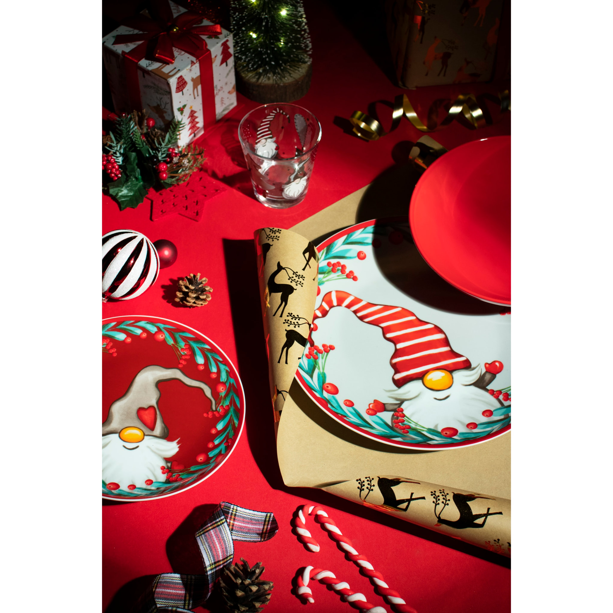 Service de table 18 pièces Excelsa - Holly Gnome, porcelaine et grès rouge