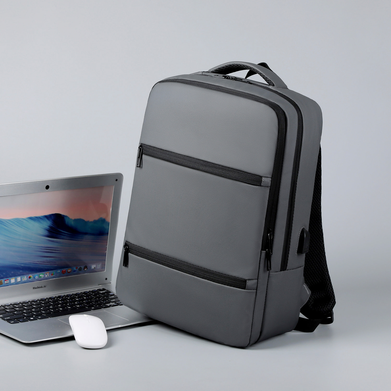 Zaino da viaggio altamente resistente e impermeabile con connessione USB. Imbottito e ventilato.