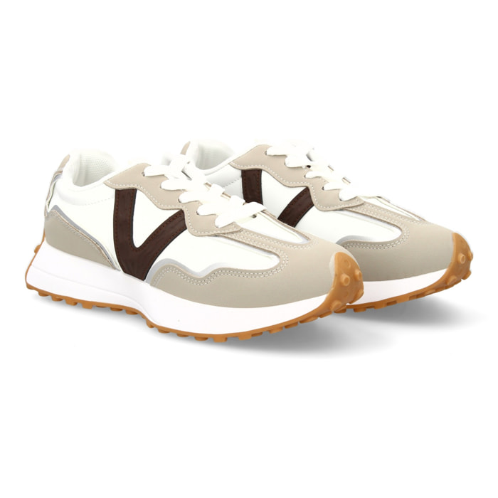 Zapatilla con diseño moderno para mujer