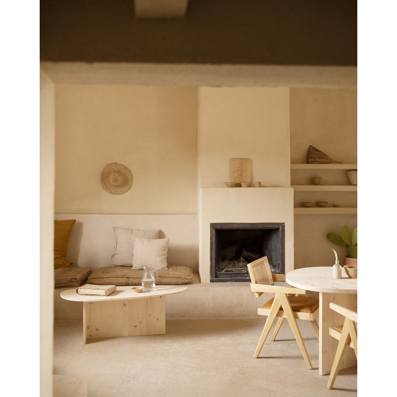 Table basse en bois massif ton naturel de 129cm Hauteur: 43.25 Longueur: 128.6 Largeur: 54.6