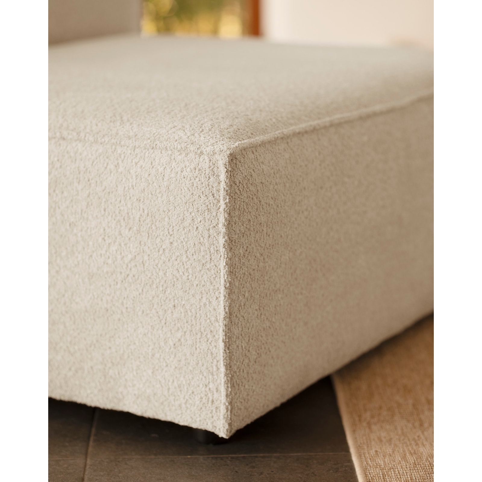 Sillón de bouclé color gris claro de 110x90cm Alto: 70 Largo: 110 Ancho: 90