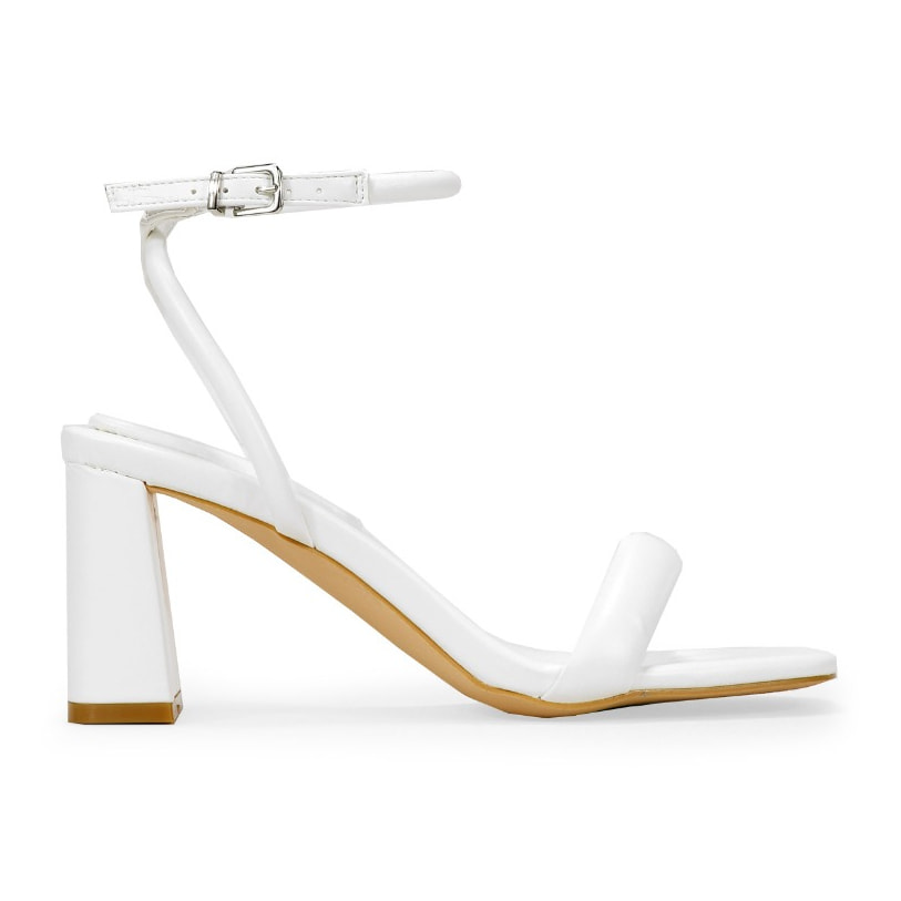 Sandalias blancas con tacón