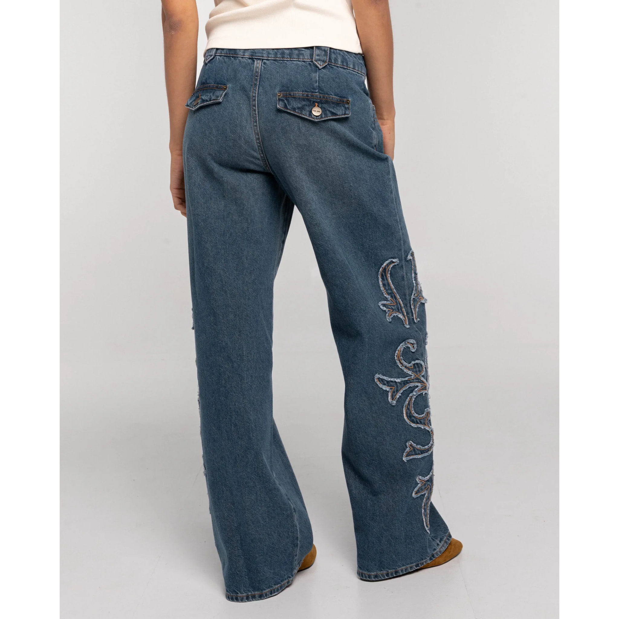 Pantalón vaquero recto con remaches de mujer