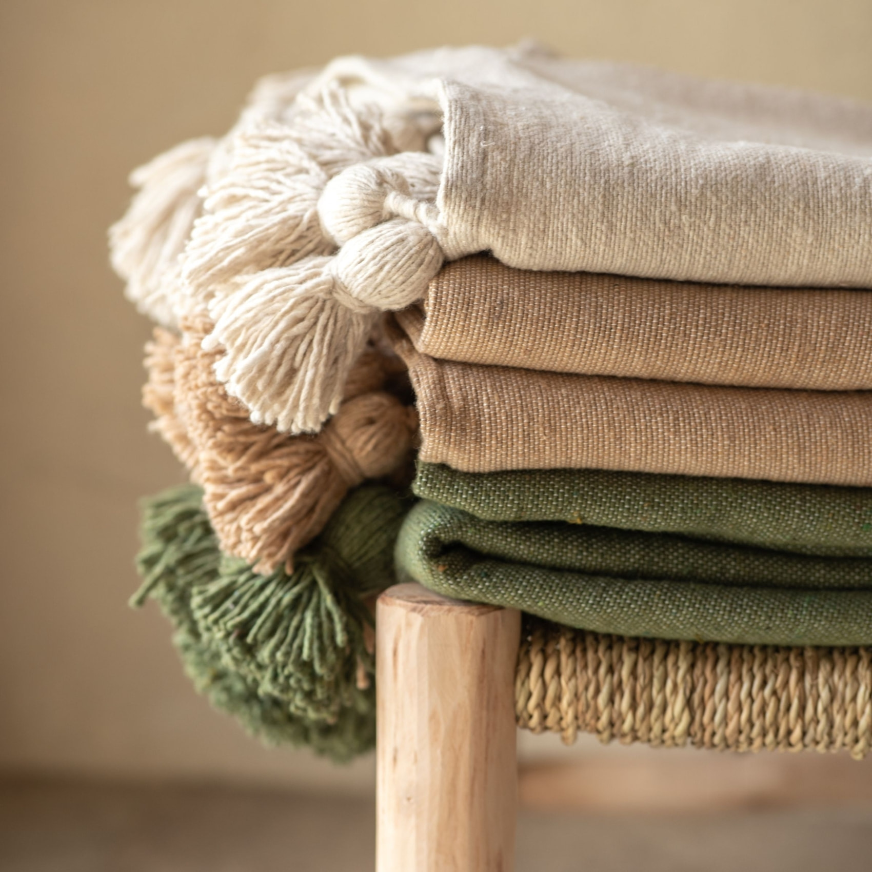 Grand plaid canapé en laine à pompons - Crème