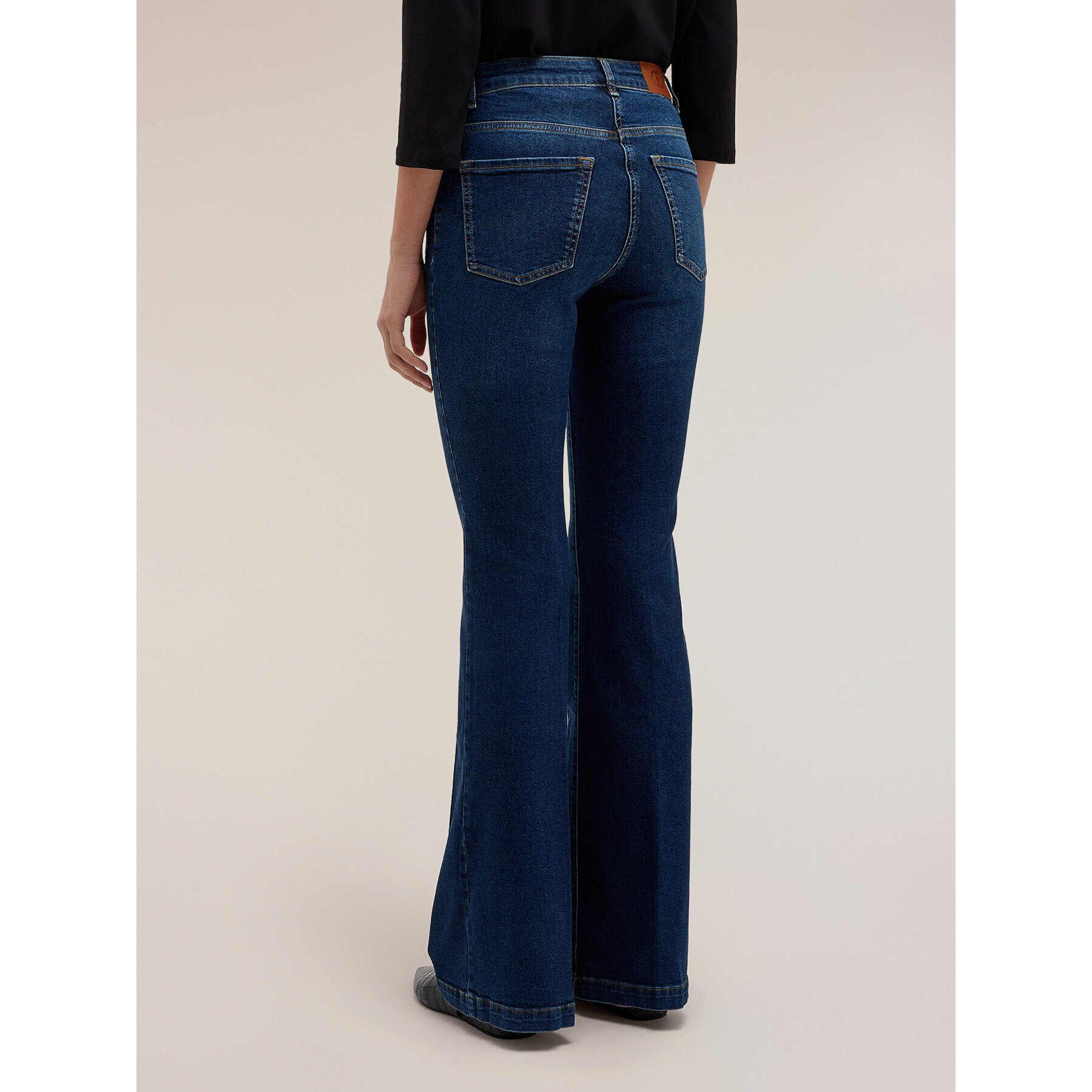 Motivi - Jeans flare de tiro alto con aplicación de joya - Azul
