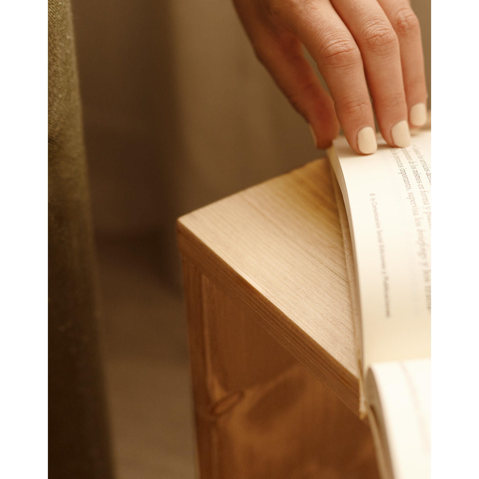 Estanteria de madera maciza en tono roble medio Alto: 38 Largo: 40 Ancho: 20