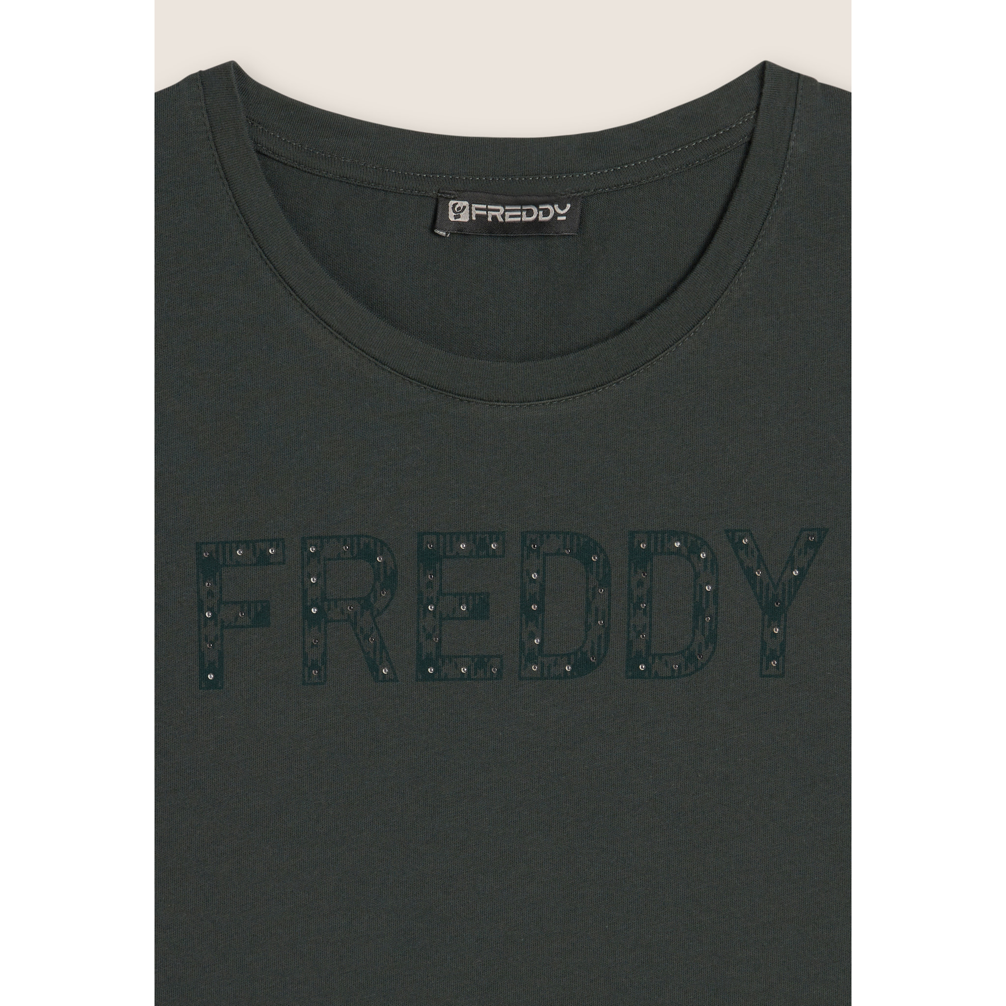 T-shirt con logo frontale in borchie