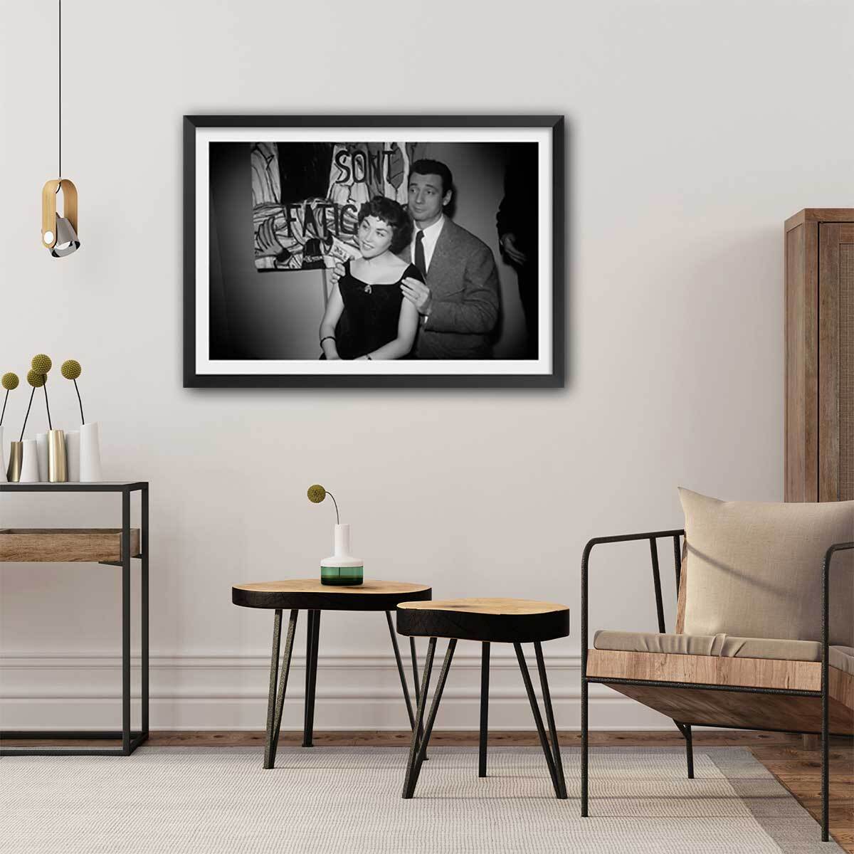 Affiche photo d'acteurs - Yves Montand et Elisabeth Manet , 1955 Affiche sous cadre noir