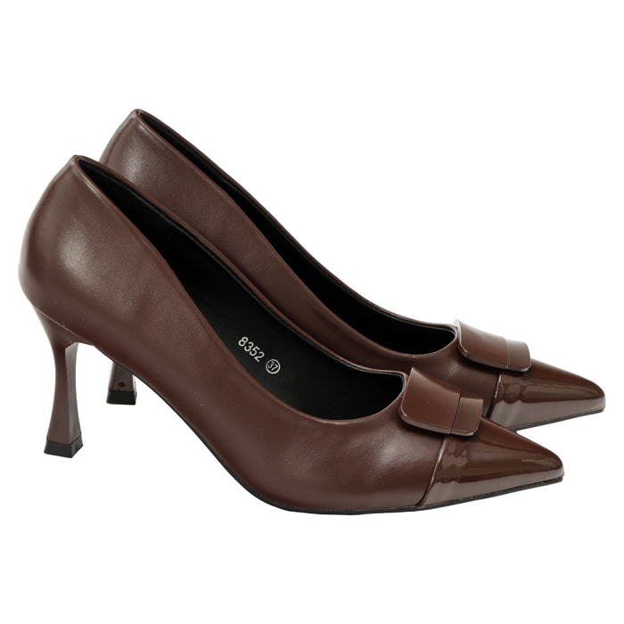 Decolletè in simil pelle con applicazione