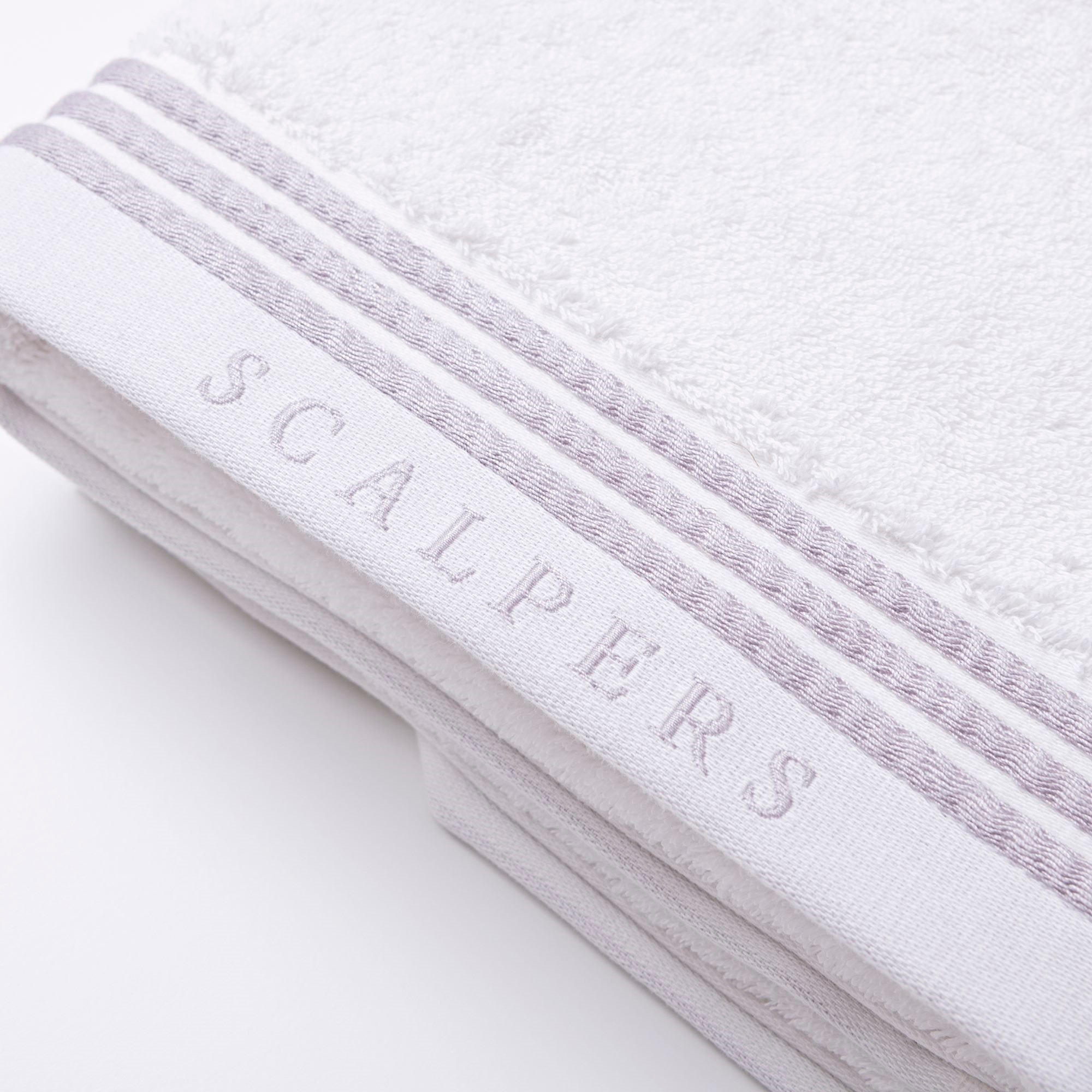 Juego de 4 sets de 3 toallas (4x tocador 30x50cm + 4x manos 50x90cm + 4x baño 70x140cm) 450gsm en algodón, blanco-azul-gris scalpers home