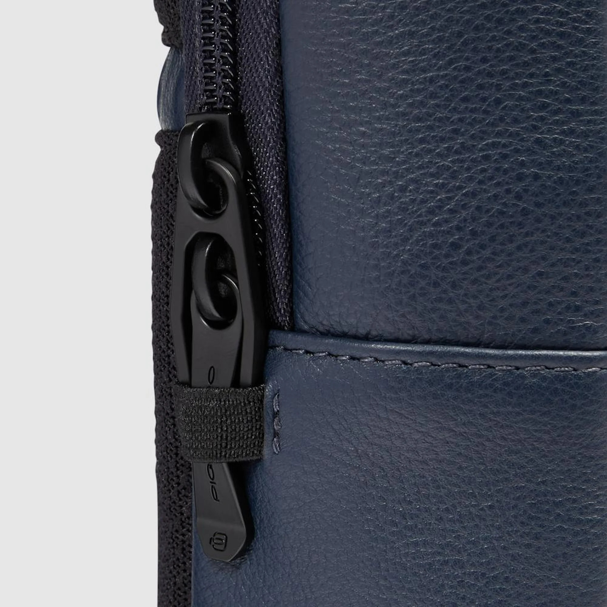 Piquadro Zaino monospalla in pelle porta iPad® con sistema di sicurezza antifurto e protezione RFID