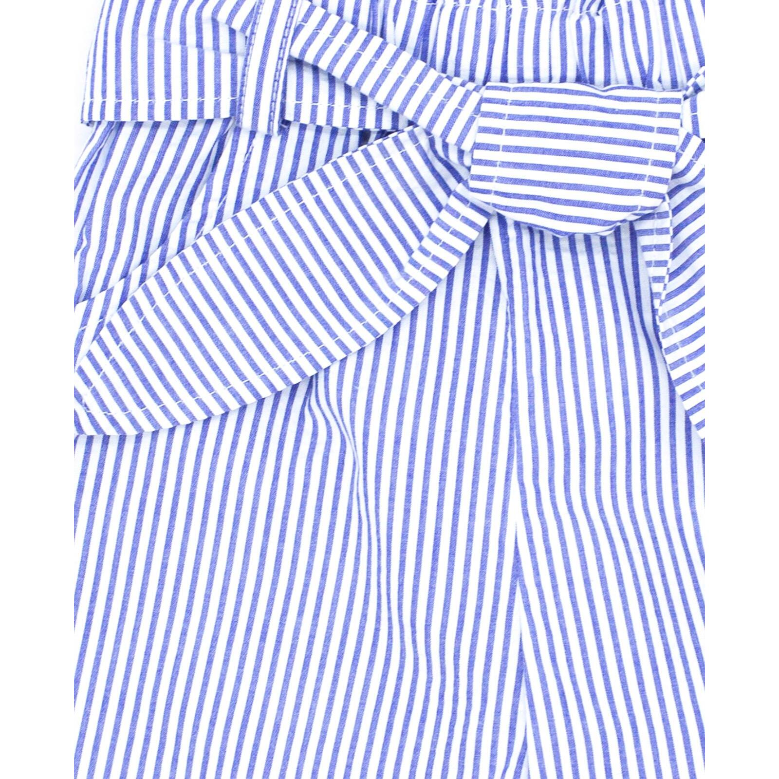 Short de rayas azul, fruncido en la cintura con cinturón.