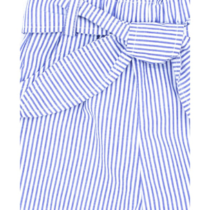 Short de rayas azul, fruncido en la cintura con cinturón.