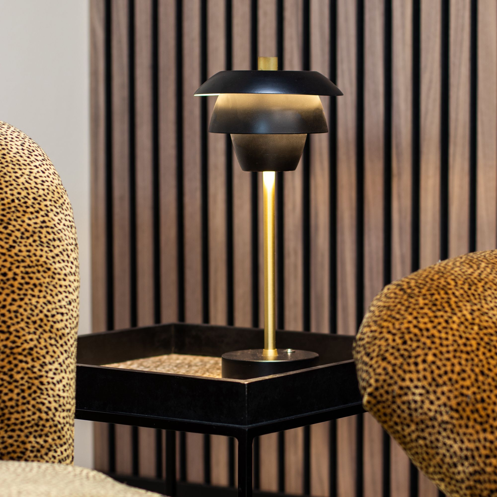 Lampe à poser rechargeable en métal noir et doré  MOXY