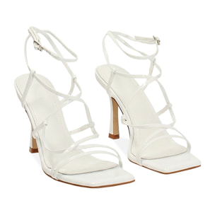 Sandalias blancas con tacón de 9 cm
