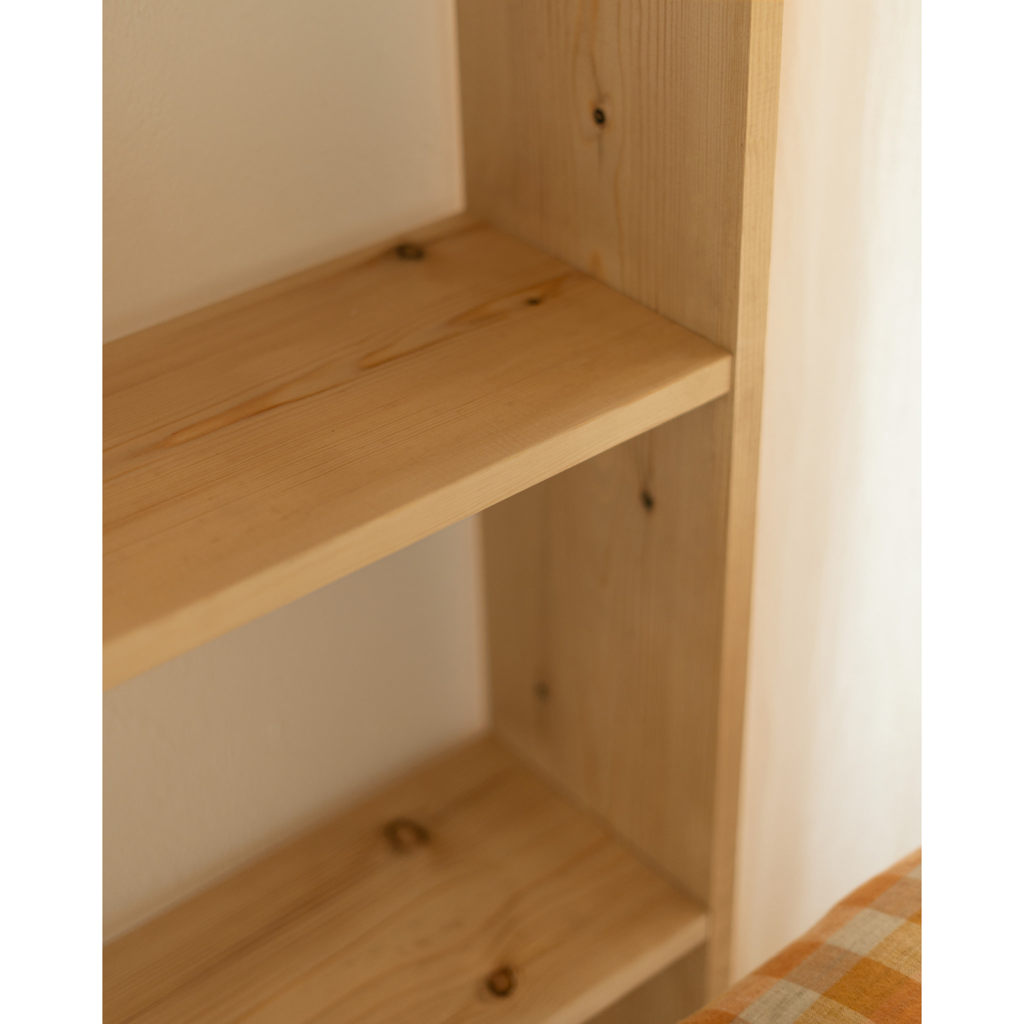 Estantería de madera maciza tono roble medio con 3 estantes Alto: 146 Largo: 80 Ancho: 20