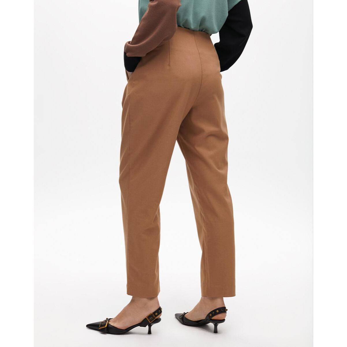 Pantaloni con pinces e dettaglio cintura frontale