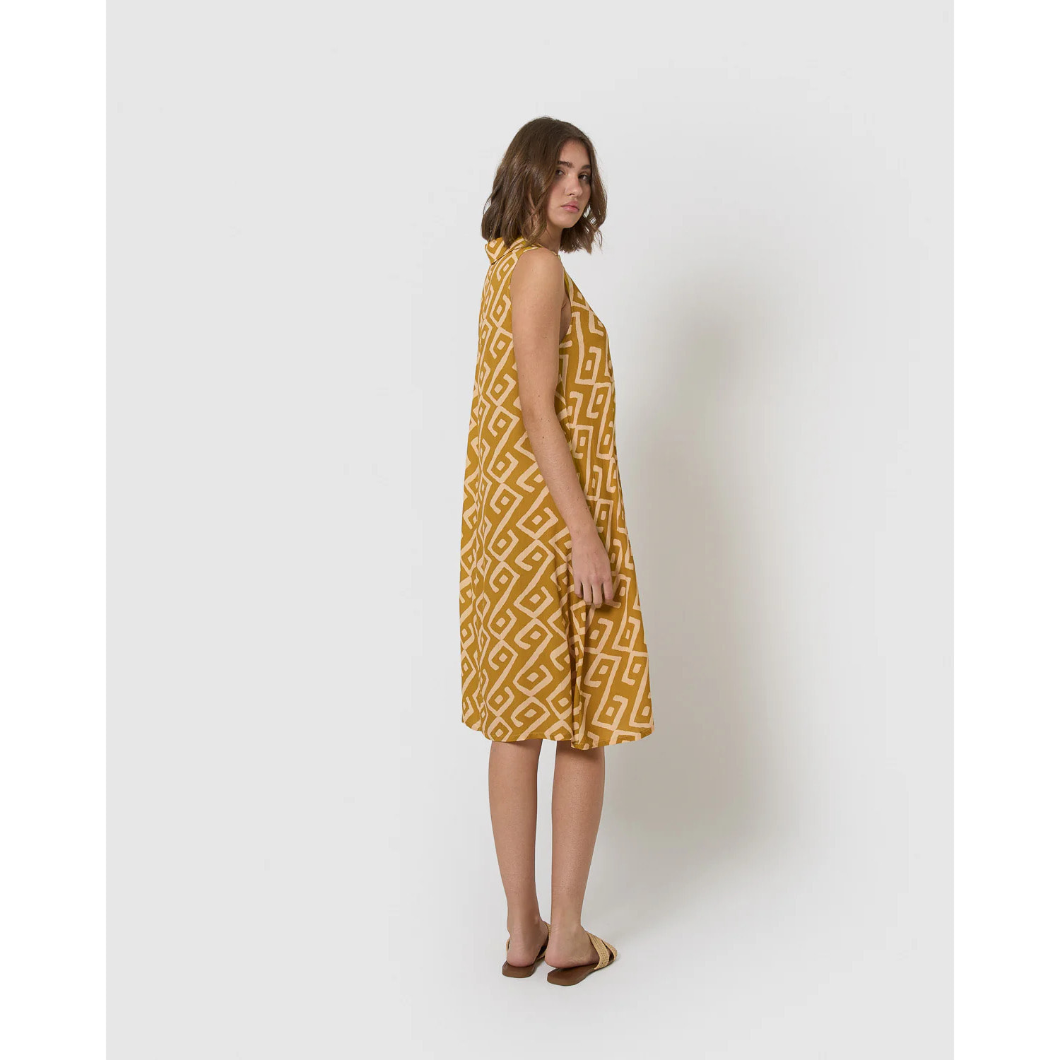 Vestido corto cuello pico bambula detalles plisados baladi limón