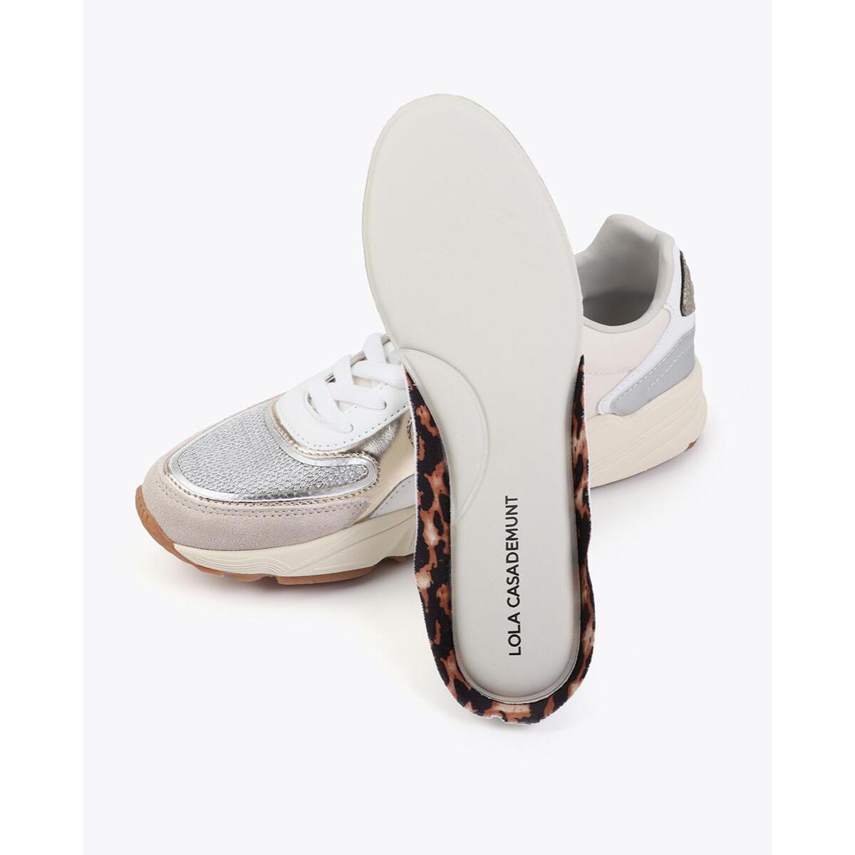 Scarpa sportiva con suola in stile running, caratterizzata da tessuti abbinati e dettagli in pelle.