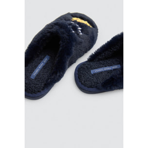 Ciabatte con i capelli da astronauta e pizza