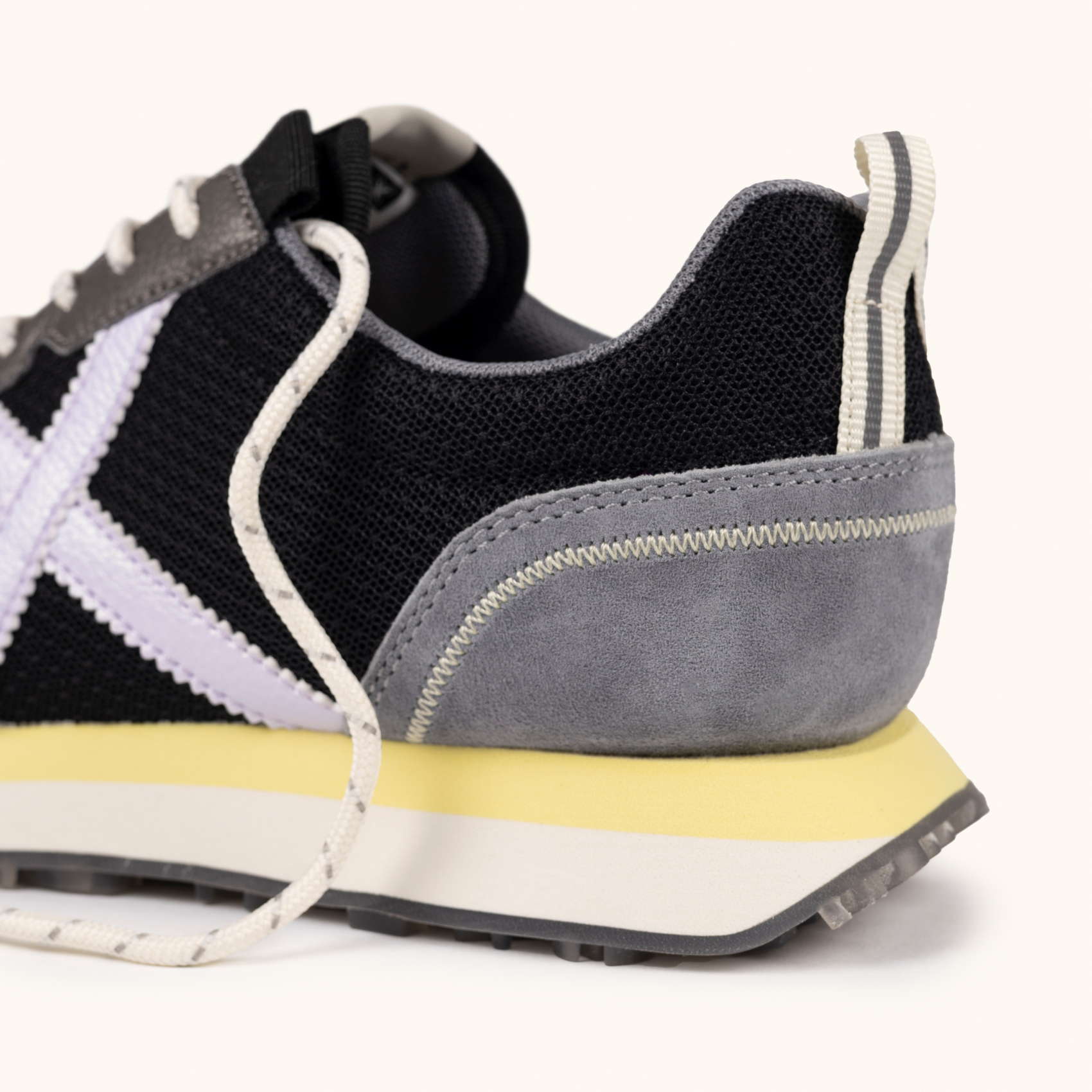 Zapatilla Deportiva Urbana en Negro y Gris con Detalles Lavanda MUNICH NEXT WMN 22