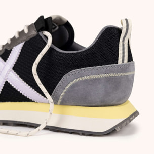 Zapatilla Deportiva Urbana en Negro y Gris con Detalles Lavanda MUNICH NEXT WMN 22