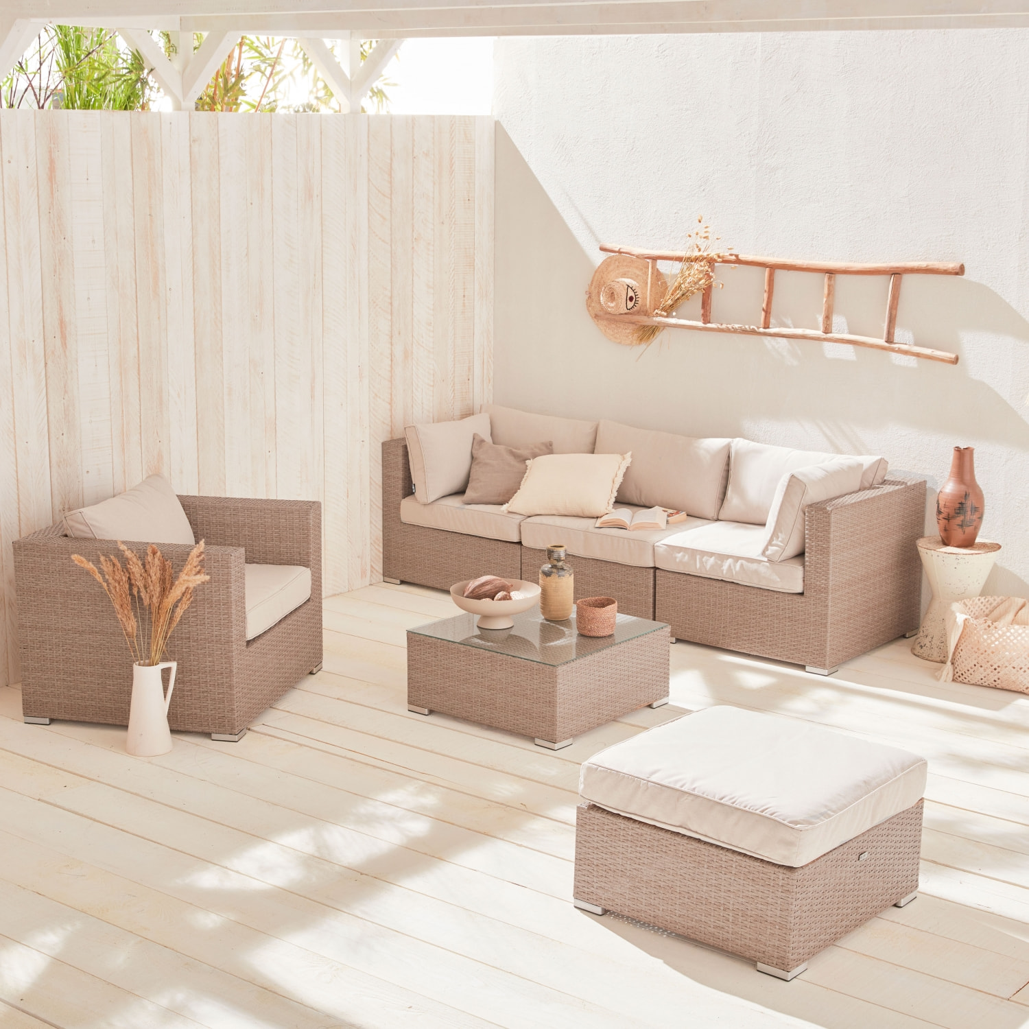 Salon de jardin en résine tressée - Caligari - Beige. Coussins beige - 5 places - 1 fauteuil. 1 fauteuil sans accoudoir. 1 pouf. 2 fauteuils d'angle. une table basse