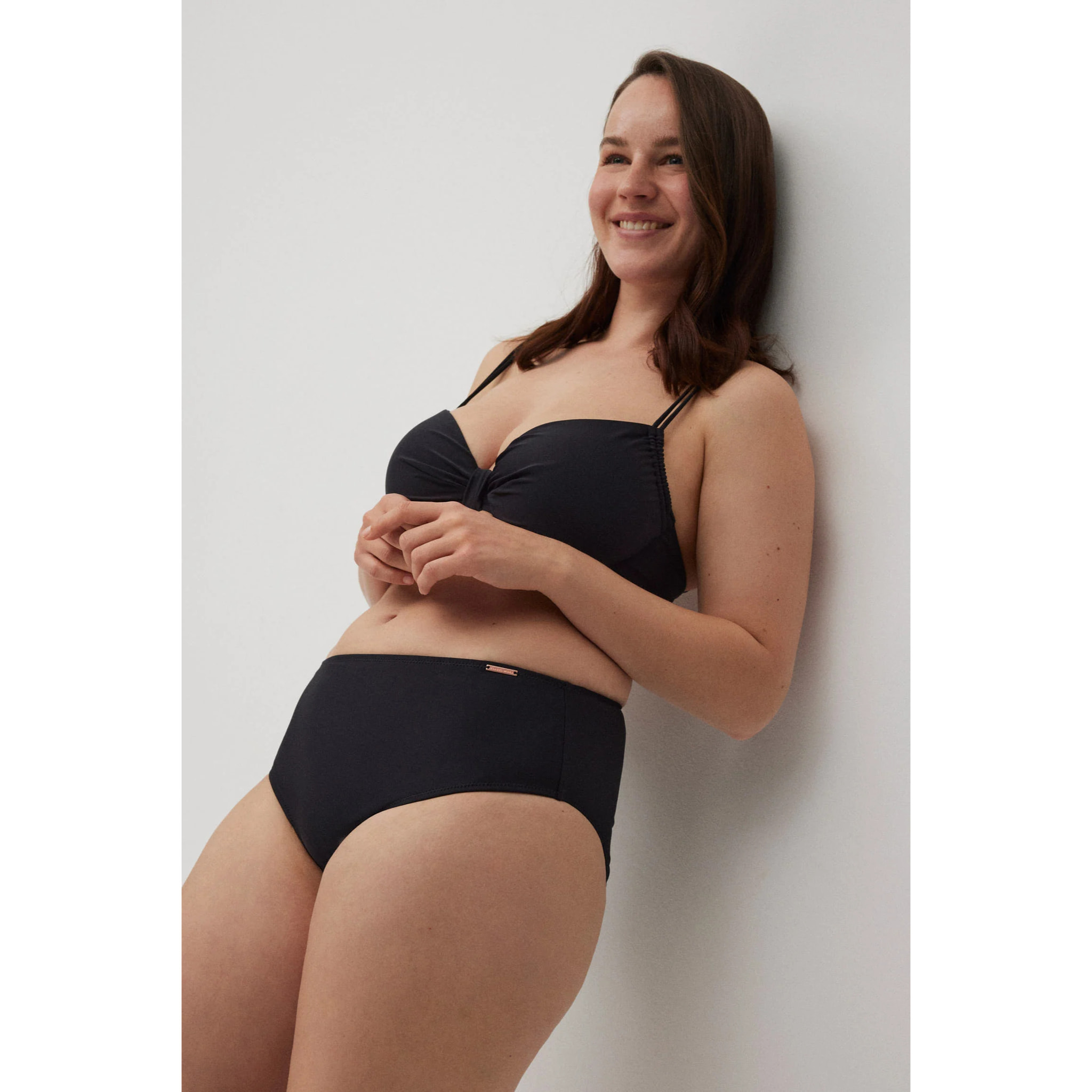 Slip bikini nero ad alta riduzione