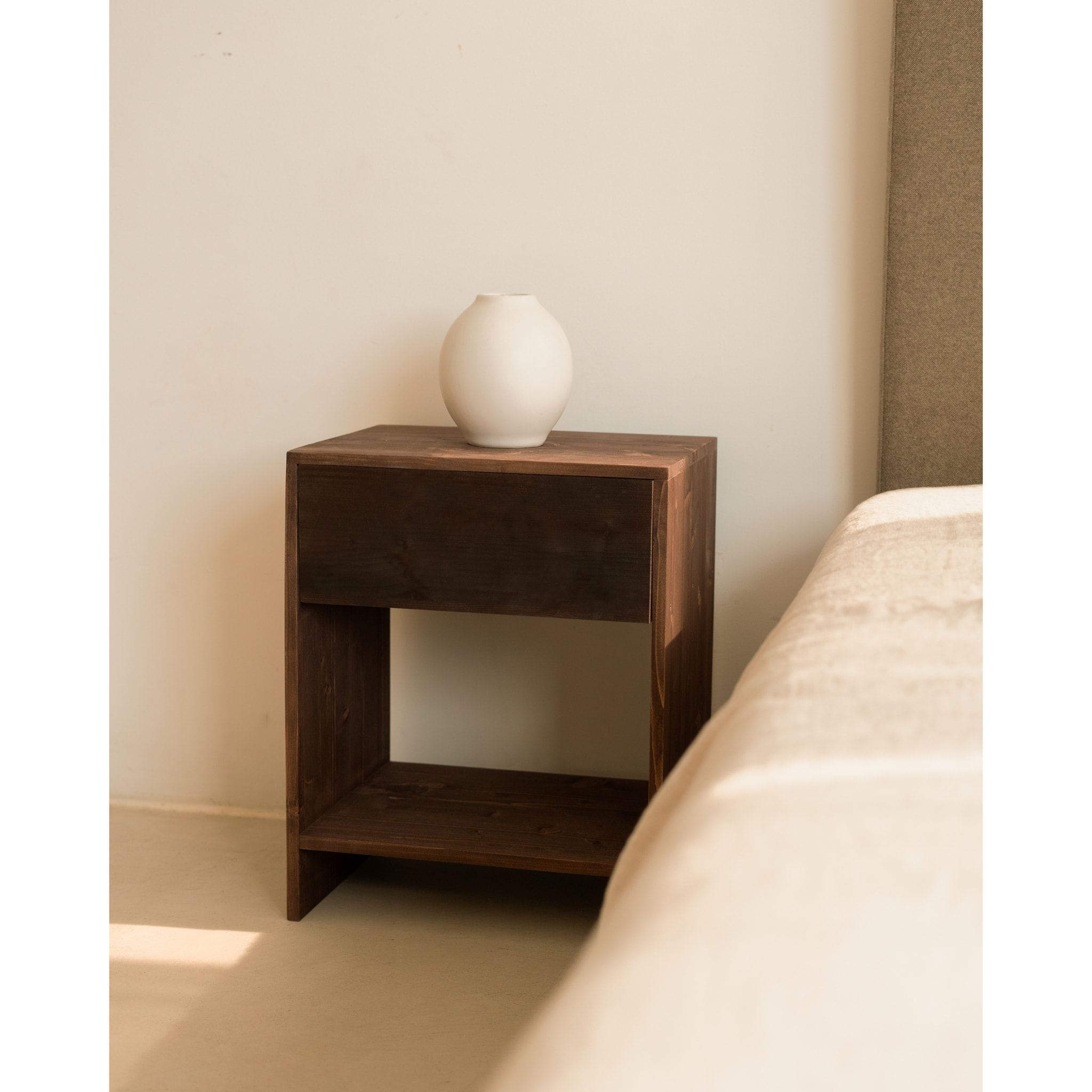 Pack de 2 mesitas de madera maciza con un cajón en tono nogal de varias medidas