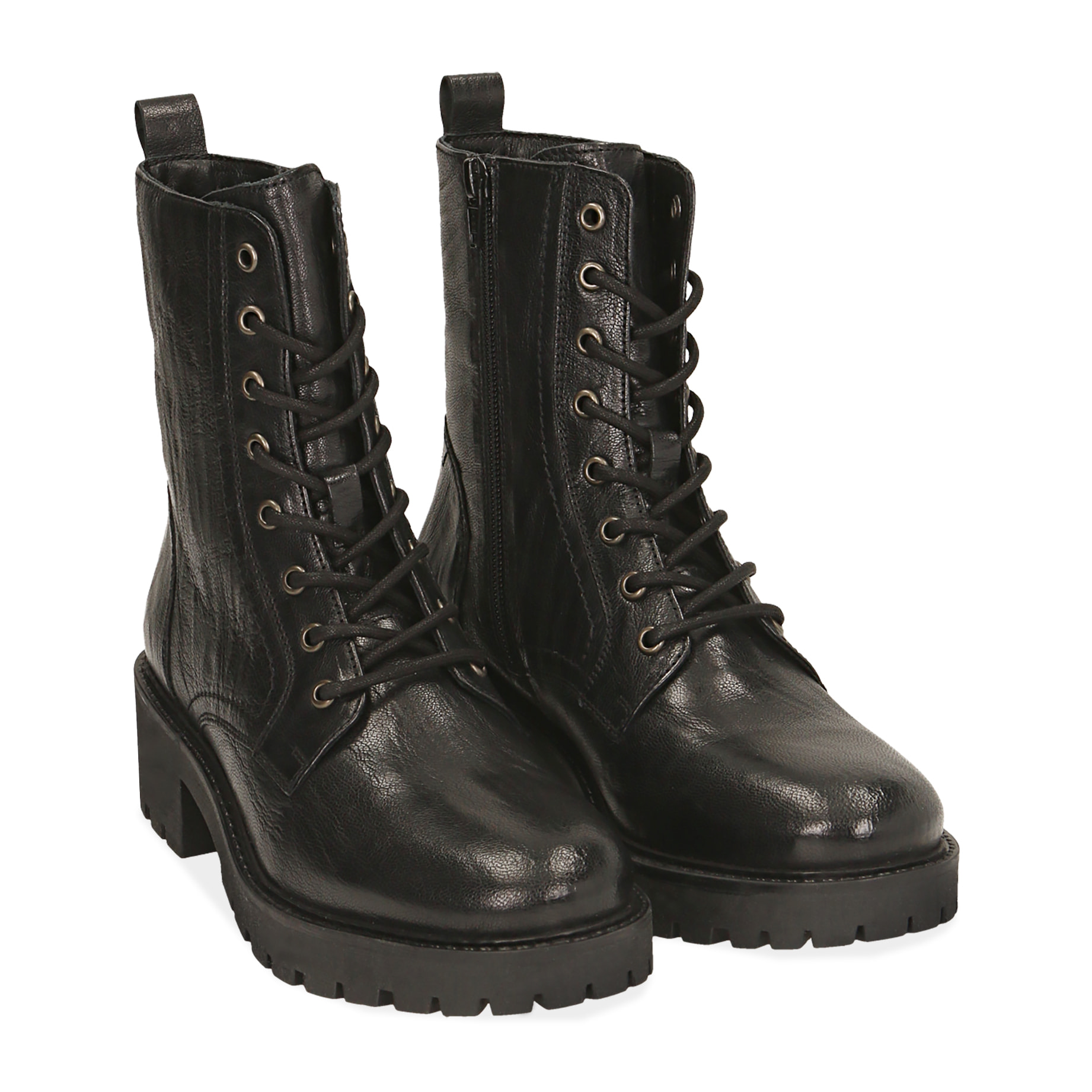 Botas militares de cuero negro.