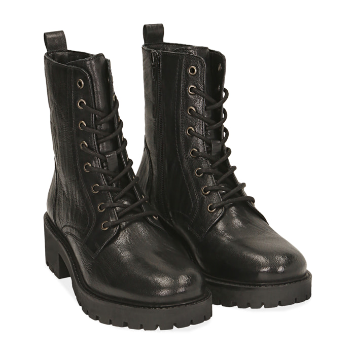 Botas militares de cuero negro.