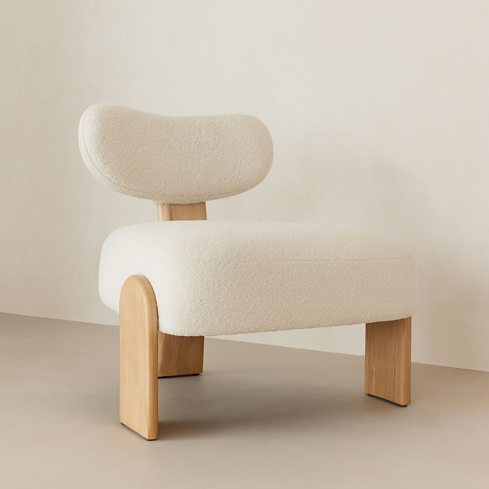 Fauteuil effet bouclette beige et structure en bois  HELLA
