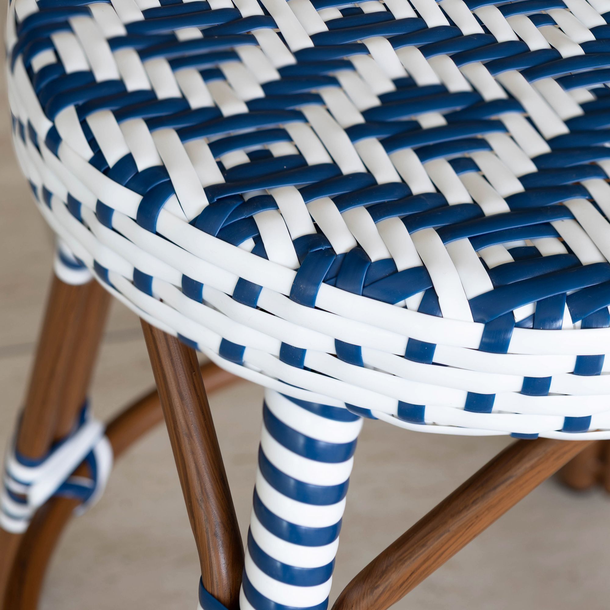 Tabouret bas d'extérieur avec effet rotin tressé bleu SCALA