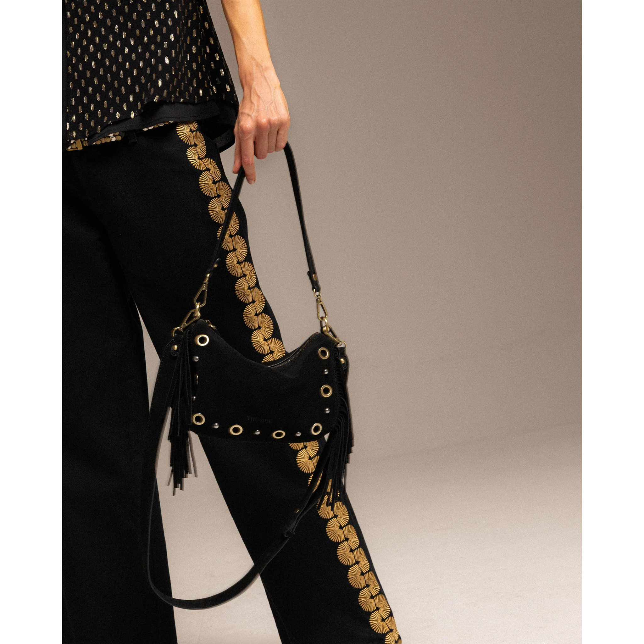 Bolso de ante negro con flecos y tachuelas doradas