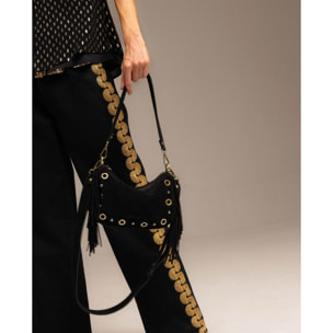 Bolso de ante negro con flecos y tachuelas doradas