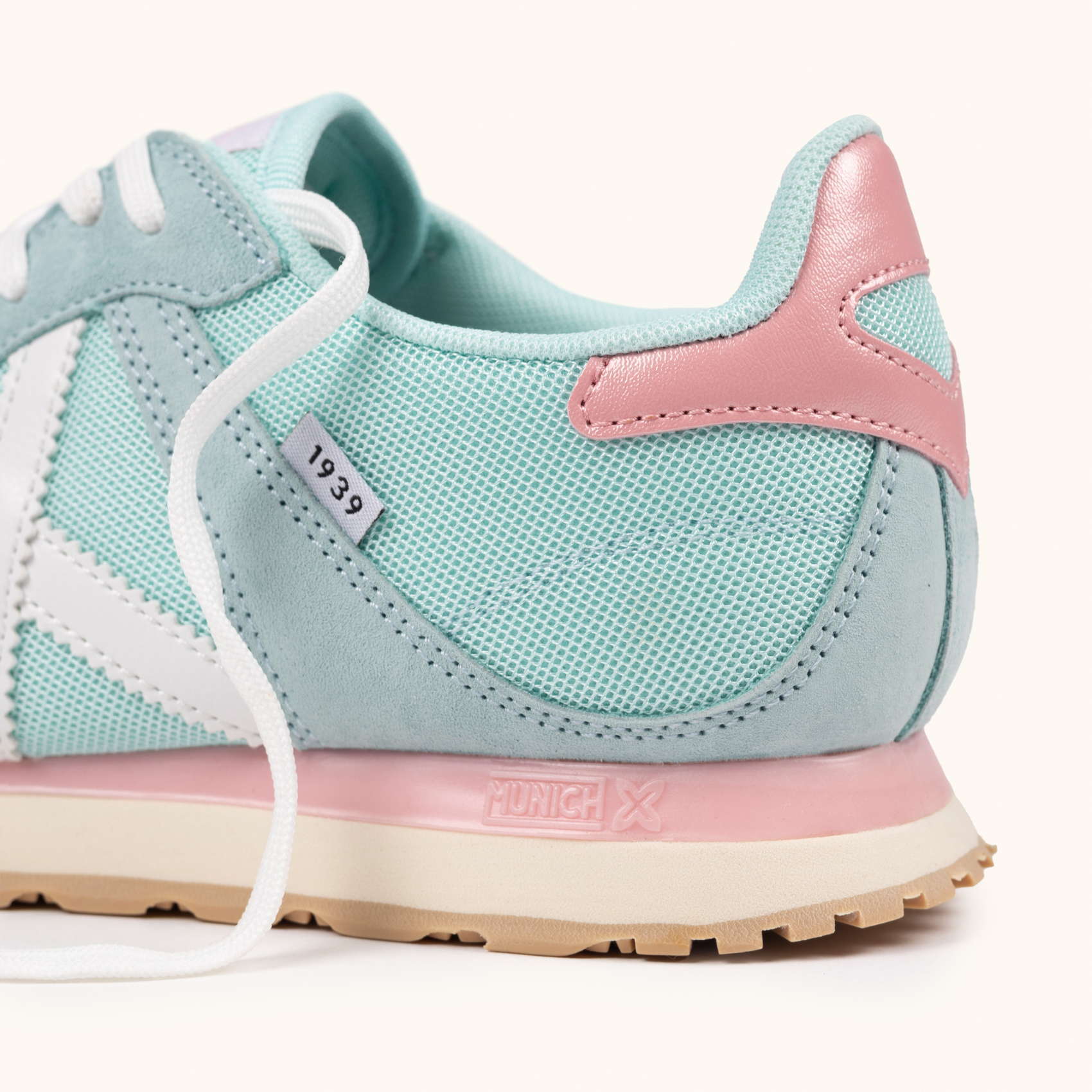 Sneakers de Estilo Retro Running en Serraje y Rejilla Color Celeste MUNICH MASSANA CLASSIC WMN 596