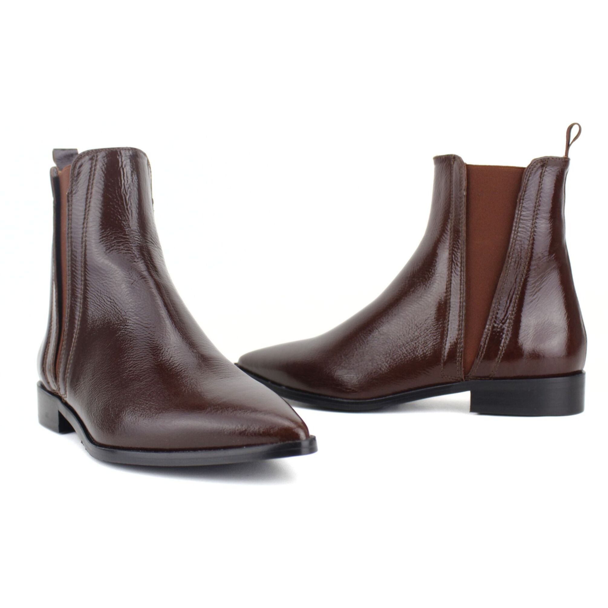Botin de piel acharolada color marrón con elásticos. Tacón 3 cm