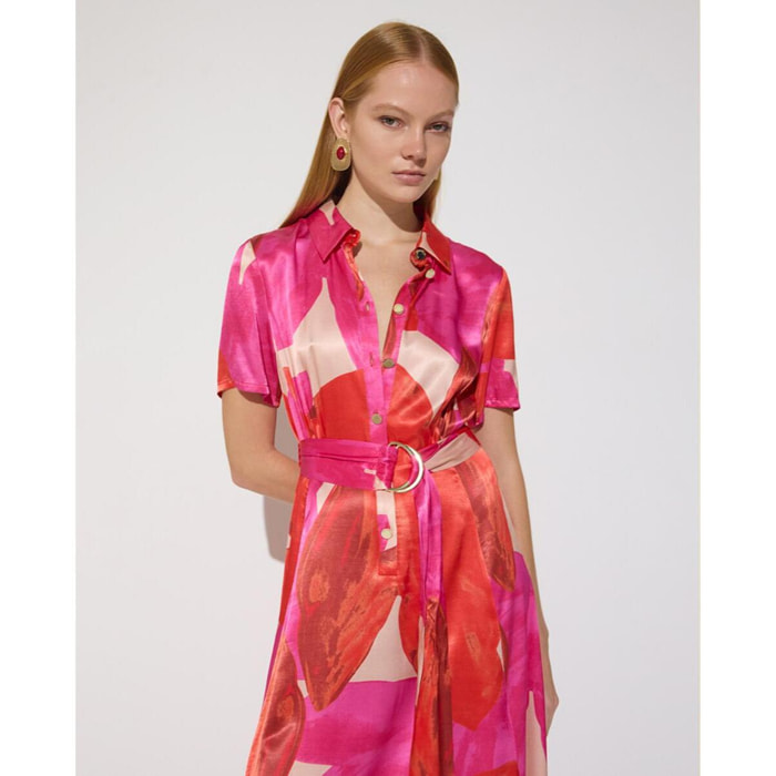Abito con grandi fiori rossi e collane
