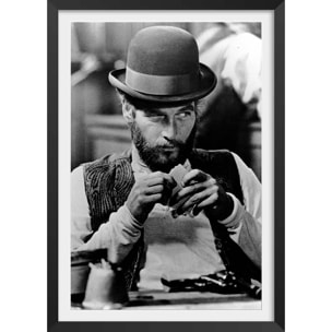 Affiche célébrité Paul Newman, Juge et Hors la Loi, 1972 Affiche + cadre en bois - Noir