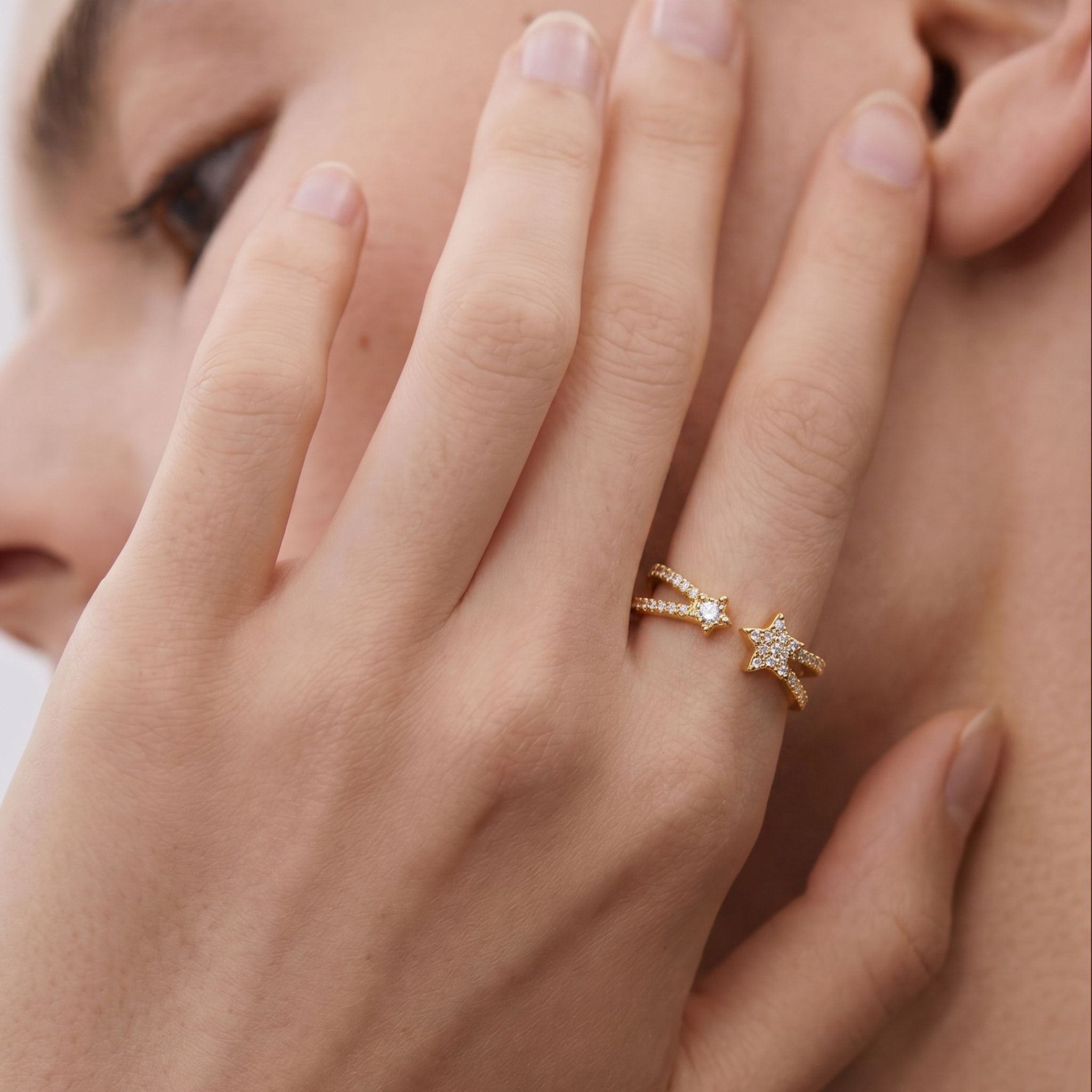 Anillo de Aleación de Metal y Circonita Brillante acabado en oro amarillo de 18k