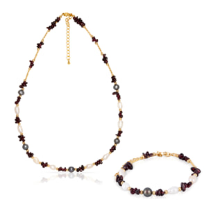 Set de pulsera y collar a juego de granates, piedras trituradas y perlas naturales con cierre de mosquetón.