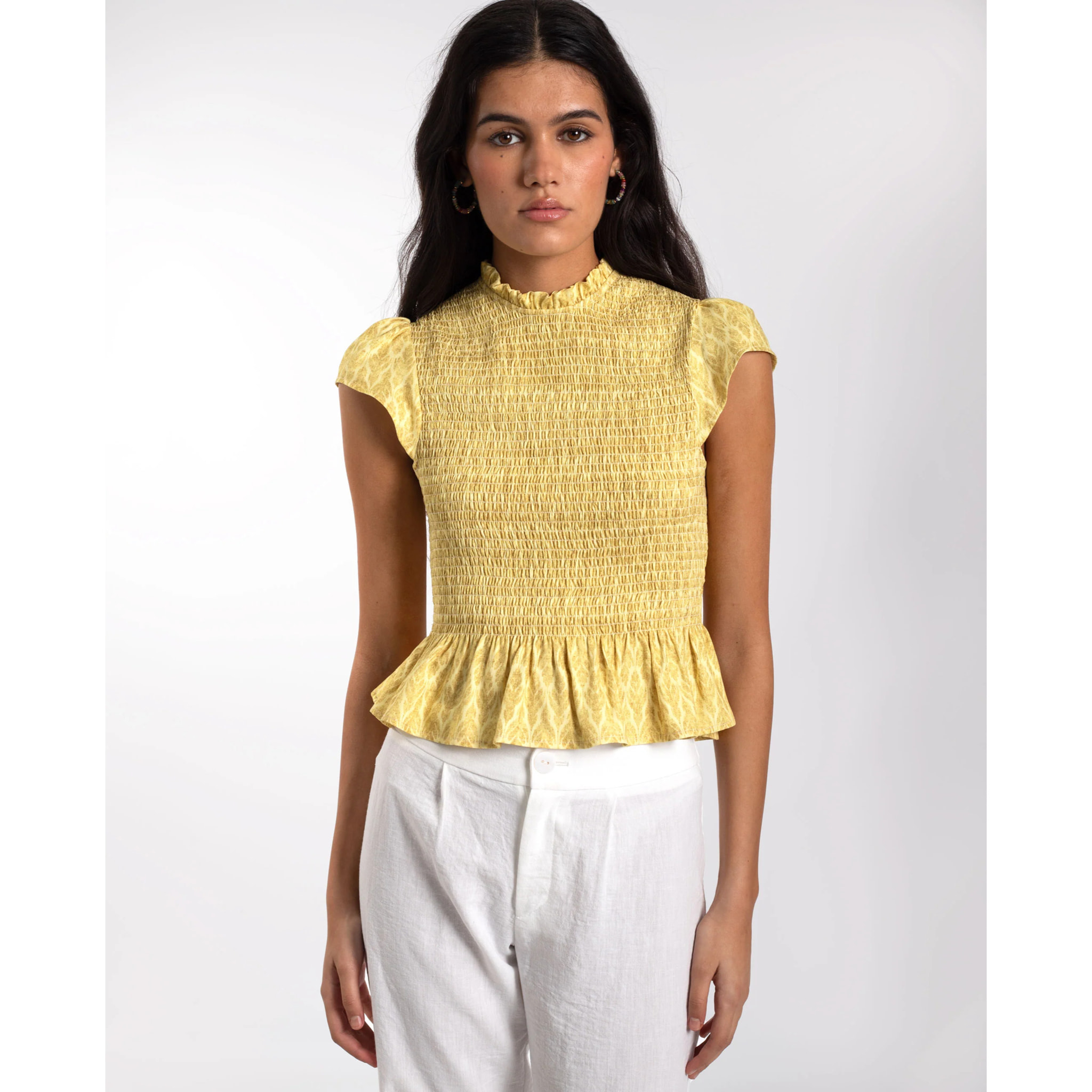 Blusa con cuerpo fruncido y volante en el bajo