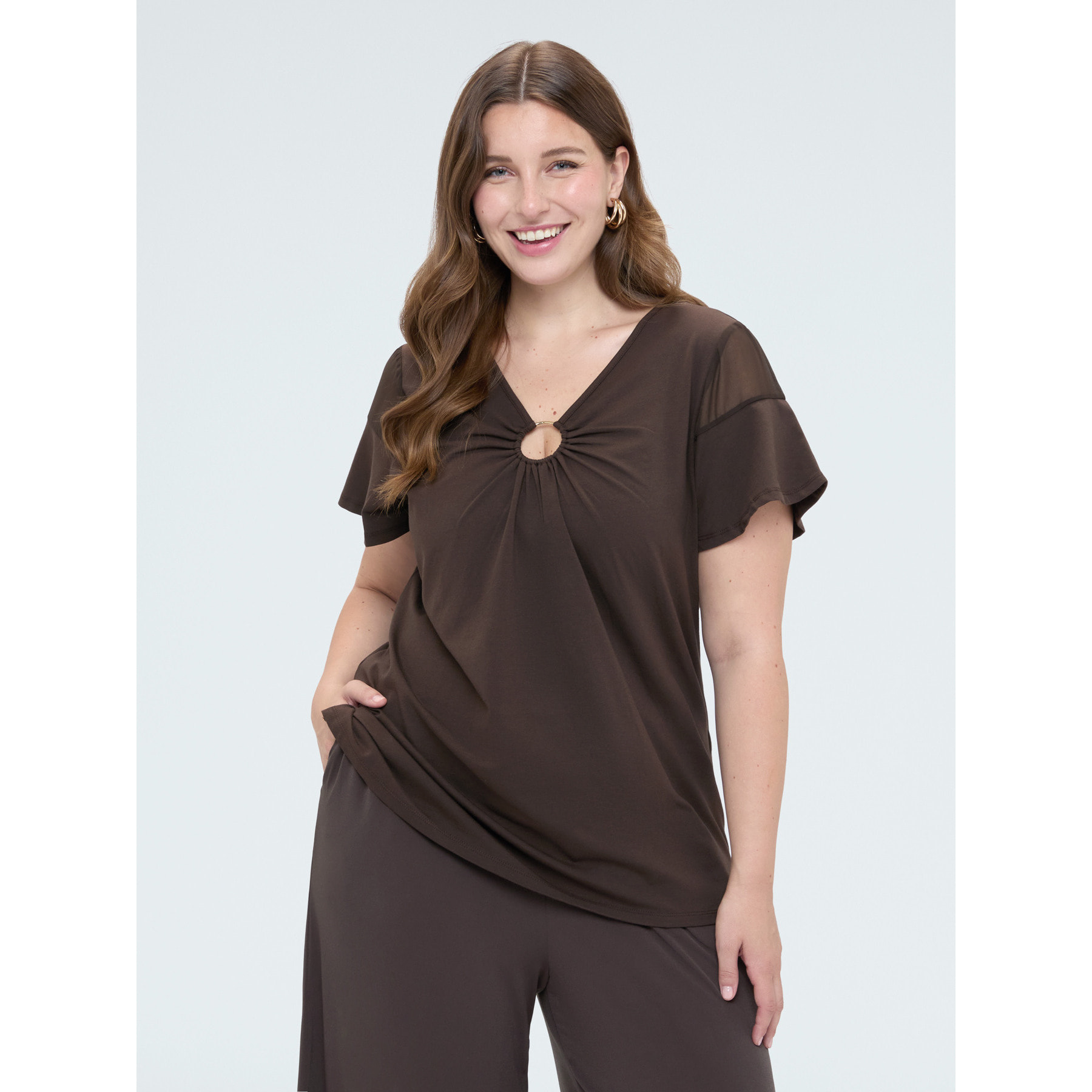 Fiorella Rubino - T-shirt in jersey con anello e drappeggio - Marrone