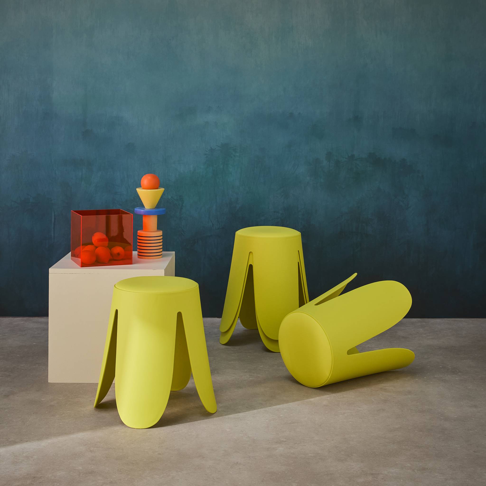 Set de 4 tabourets empilables simili cuir jaune. Niki Ø30 / 44 x H46cm